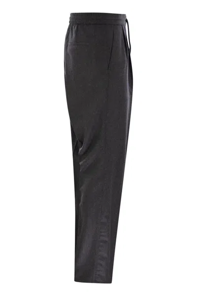 Brunello Cucinelli Men Leisure Fit Trousers In Garment-dyed Linen Gabardine With Drawstring And Doub In Black