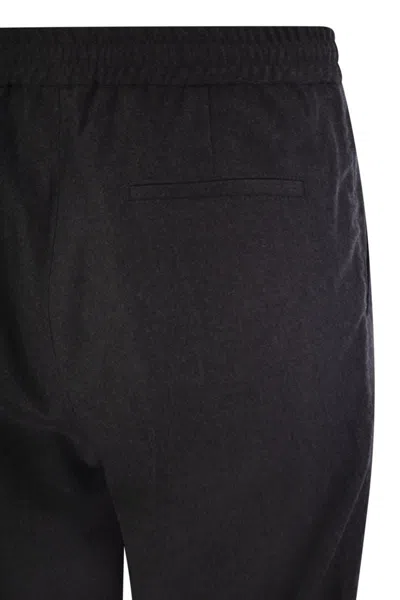 Brunello Cucinelli Men Leisure Fit Trousers In Garment-dyed Linen Gabardine With Drawstring And Doub In Black
