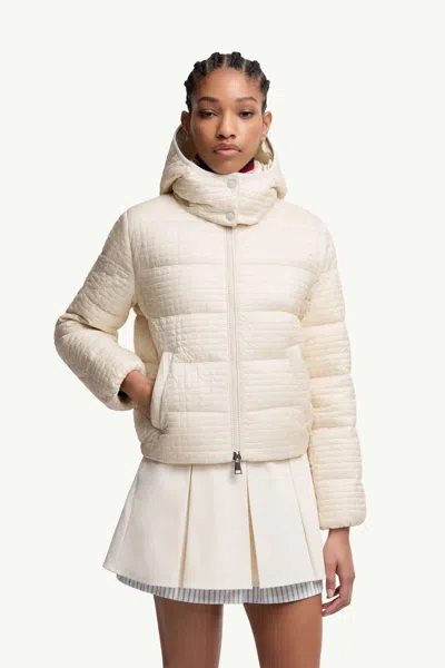 Moncler Doudoune Courte À Capuche Et Matelassage Géométrique Gisors In Neutral