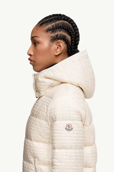 Moncler Doudoune Courte À Capuche Et Matelassage Géométrique Gisors In Neutral