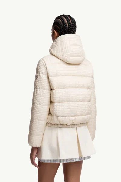 Moncler Doudoune Courte À Capuche Et Matelassage Géométrique Gisors In Neutral