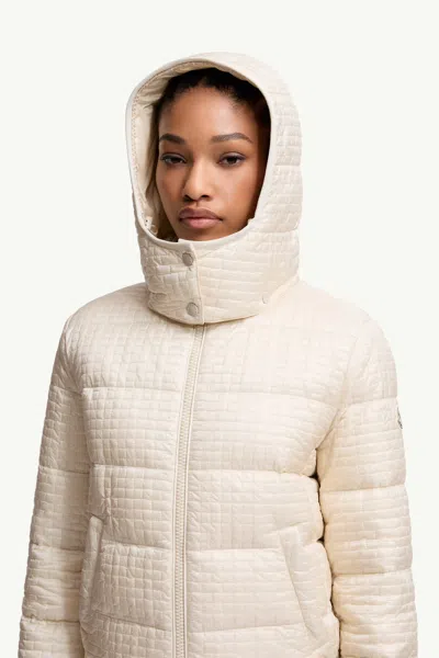 Moncler Doudoune Courte À Capuche Et Matelassage Géométrique Gisors In Neutral
