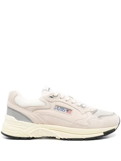 Autry Round Toe Mesh Panels Contrast Sole Sneakers In Neutral