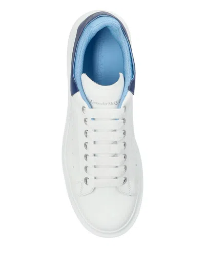 Alexander Mcqueen Sneakers Oversize In Pelle Bianca E Talloncino In Pelle Scamosciata Blu Avio In White
