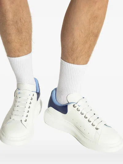 Alexander Mcqueen Sneakers Oversize In Pelle Bianca E Talloncino In Pelle Scamosciata Blu Avio In White