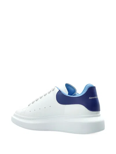Alexander Mcqueen Sneakers Oversize In Pelle Bianca E Talloncino In Pelle Scamosciata Blu Avio In White