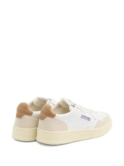 Autry Medalist Low Sneakers In White And Brown Sugar Suede And Leather In Neutral