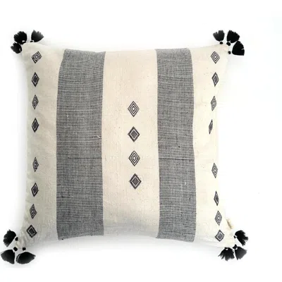 Nimmit Trekant Handwoven Pillow In Black