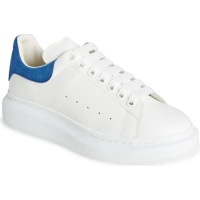 Alexander Mcqueen Sneakers Oversize In Pelle Bianca E Talloncino In Pelle Scamosciata Blu Avio In White