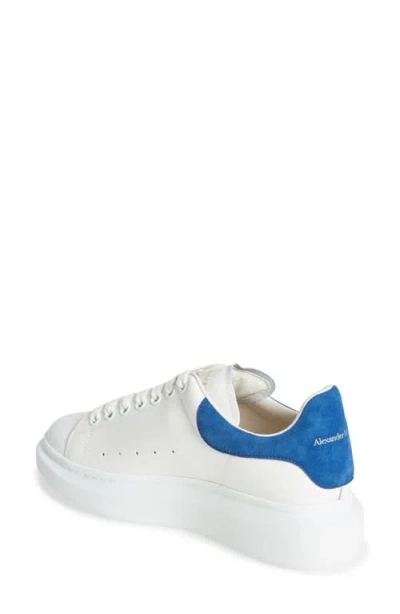 Alexander Mcqueen Sneakers Oversize In Pelle Bianca E Talloncino In Pelle Scamosciata Blu Avio In White