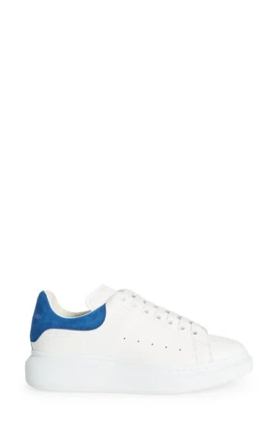 Alexander Mcqueen Sneakers Oversize In Pelle Bianca E Talloncino In Pelle Scamosciata Blu Avio In White
