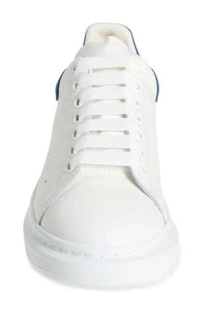 Alexander Mcqueen Sneakers Oversize In Pelle Bianca E Talloncino In Pelle Scamosciata Blu Avio In White