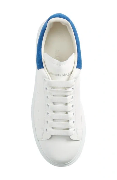 Alexander Mcqueen Sneakers Oversize In Pelle Bianca E Talloncino In Pelle Scamosciata Blu Avio In White