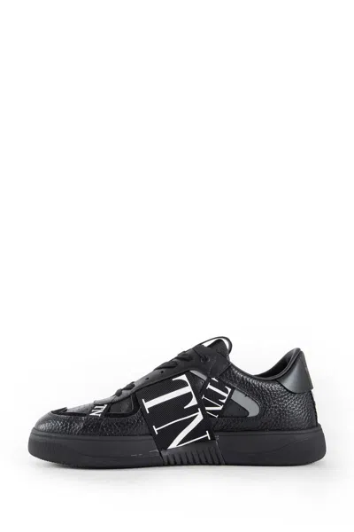 Valentino Panelled Logo-detail Sneakers In Black