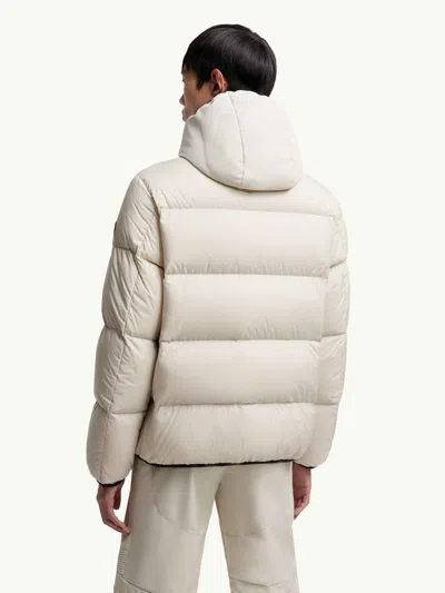 Moncler Doudoune Courte À Capuche Forez In Sand