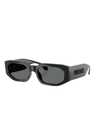 Versace Sonnenbrille Mit Logo-detail In Black