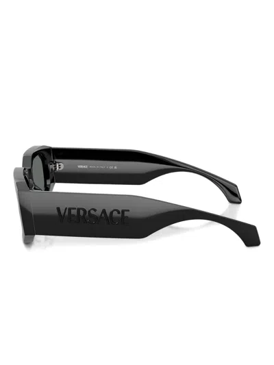 Versace Sonnenbrille Mit Logo-detail In Black
