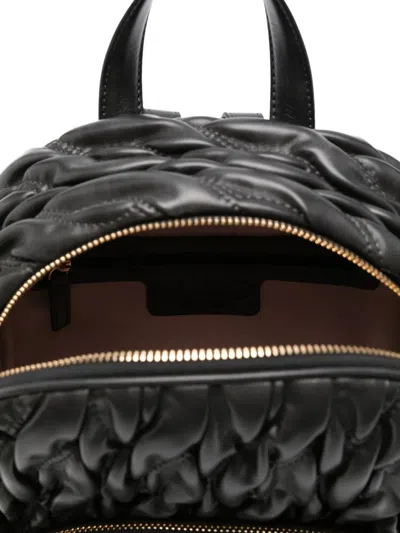 LOGO标牌绗缝双肩包