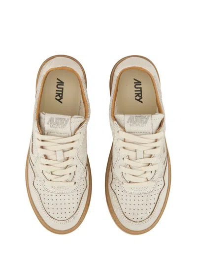 Autry Medalist Low Sneaker In Neutral