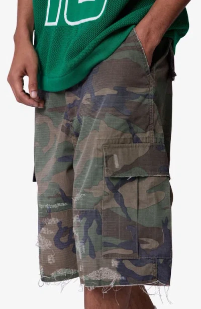 Mnml Baggy Distressed Cargo Shorts In Green