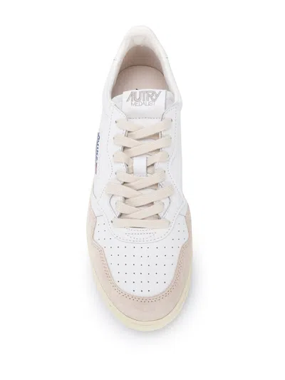 Autry Medalist Low-top Sneakers In Neutral