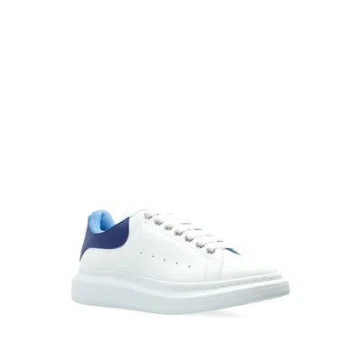 Alexander Mcqueen Sneakers Oversize In Pelle Bianca E Talloncino In Pelle Scamosciata Blu Avio In White
