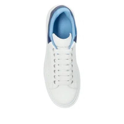 Alexander Mcqueen Sneakers Oversize In Pelle Bianca E Talloncino In Pelle Scamosciata Blu Avio In White