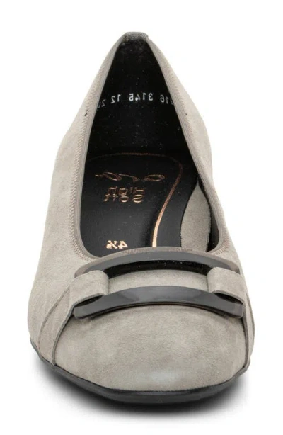 Ara Gentian Pump In Sand