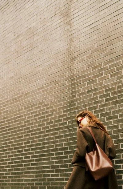 Madewell The Essential Medium Bucket Tote In Chocolate Raisin