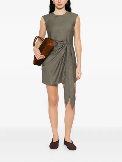 正面系带无袖连衣裙