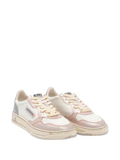 Autry Medalist Low Sneakers Super Vintage In White Rose And Blackboard Leather Shoes In Pink