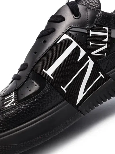 Valentino Panelled Logo-detail Sneakers In Black