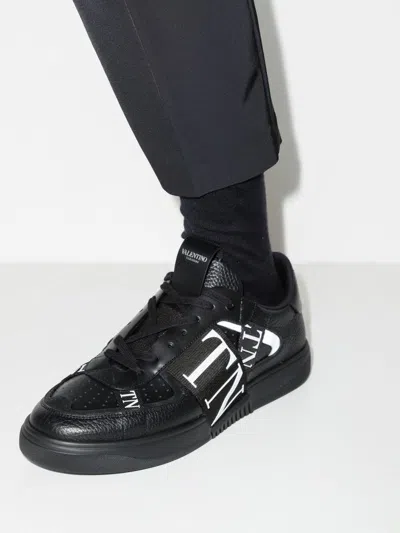 Valentino Panelled Logo-detail Sneakers In Black