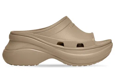 Balenciaga Sandali Bassi Pool Crocs Da Donna In Beige