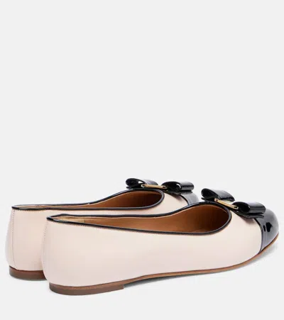 Ferragamo Round Toe Ballerina Shoes With Bow Detail In Black