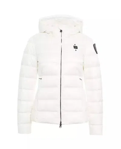 Blauer Charme In White