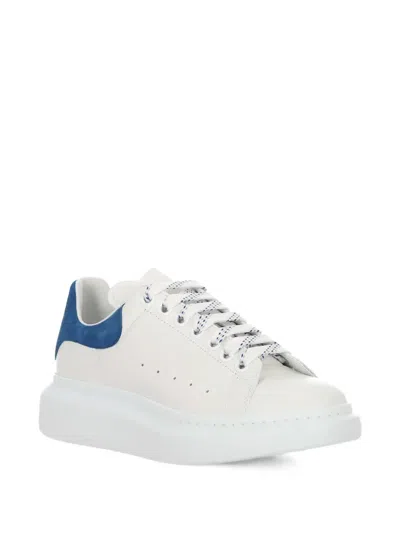 Alexander Mcqueen Sneakers Oversize In Pelle Bianca E Talloncino In Pelle Scamosciata Blu Avio In White