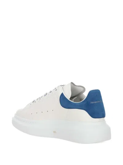 Alexander Mcqueen Sneakers Oversize In Pelle Bianca E Talloncino In Pelle Scamosciata Blu Avio In White