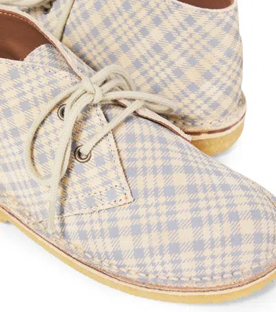 印花绒面革靴子