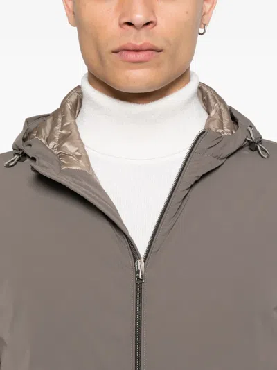 正面连帽拉链夹克