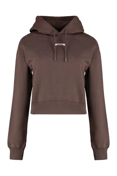 Jacquemus Le Hoodie Gros Grain Brown Cropped Hoodie With Drawstring Hood And Logo Patch On The Front In Cotton In Brown