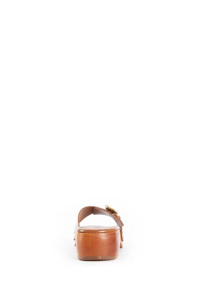 Chloé Jeannette Leather Buckle Clog Sandals In Brown