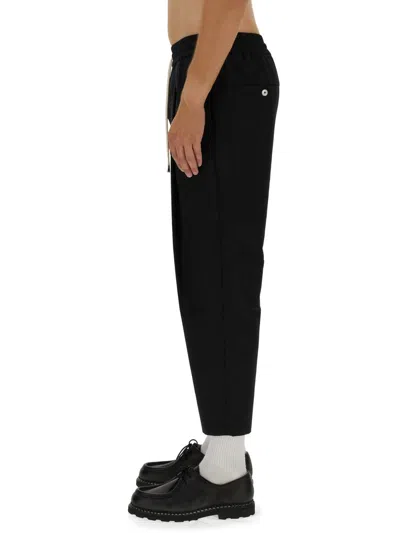 Drôle De Monsieur Cropped Trousers Featuring Back Pockets In Black