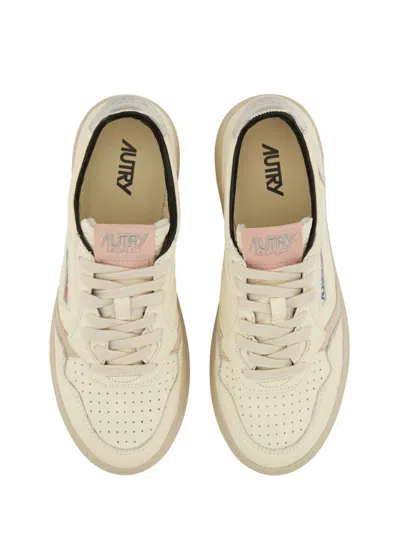 Autry Medalist Low Sneaker In Neutral
