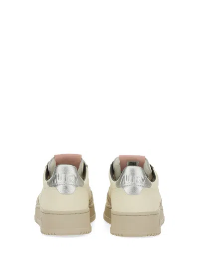 Autry Medalist Low Sneaker In Neutral