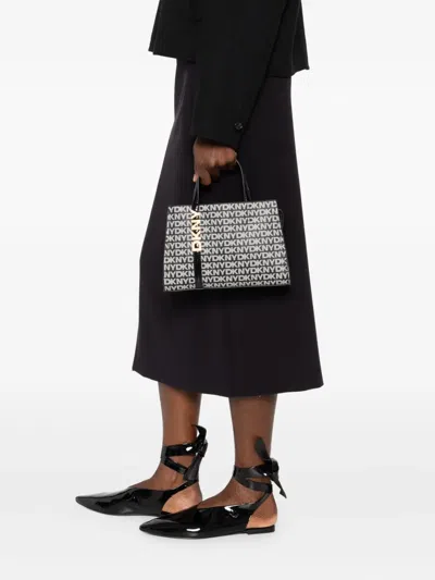 LOGO标牌经典印花手提包