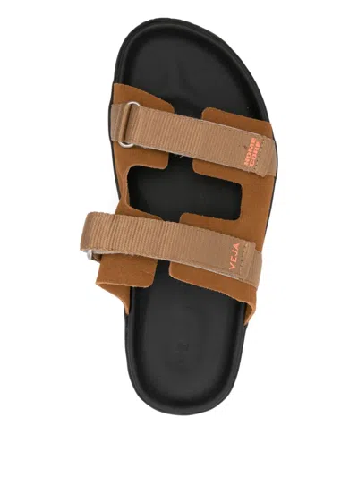 双带绒面皮凉鞋