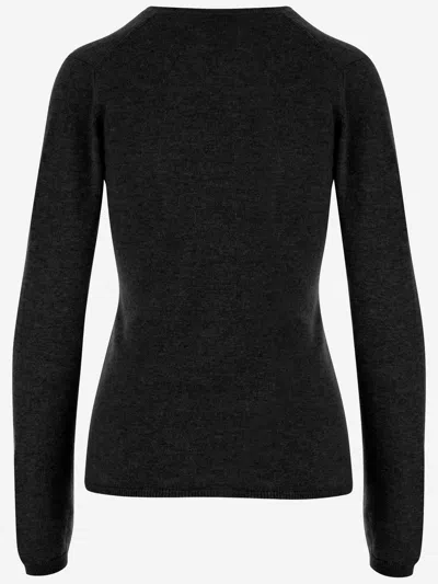 Allude V-neck Cashmere Sweater With Ribbed Edges And Straight Hem In Black