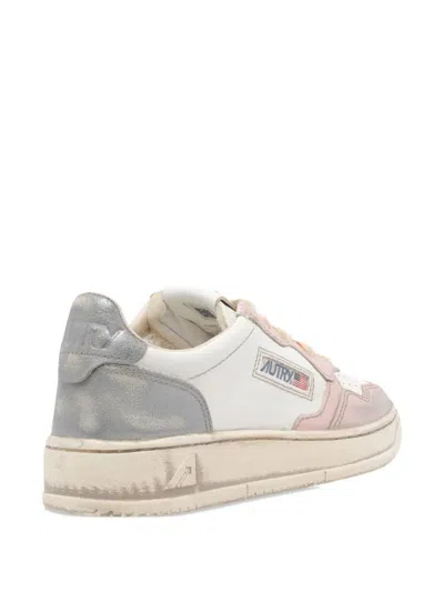 Autry Medalist Low Sneakers Super Vintage In White Rose And Blackboard Leather Shoes In Sand