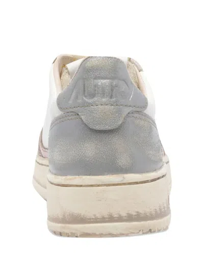 Autry Medalist Low Sneakers Super Vintage In White Rose And Blackboard Leather Shoes In Sand